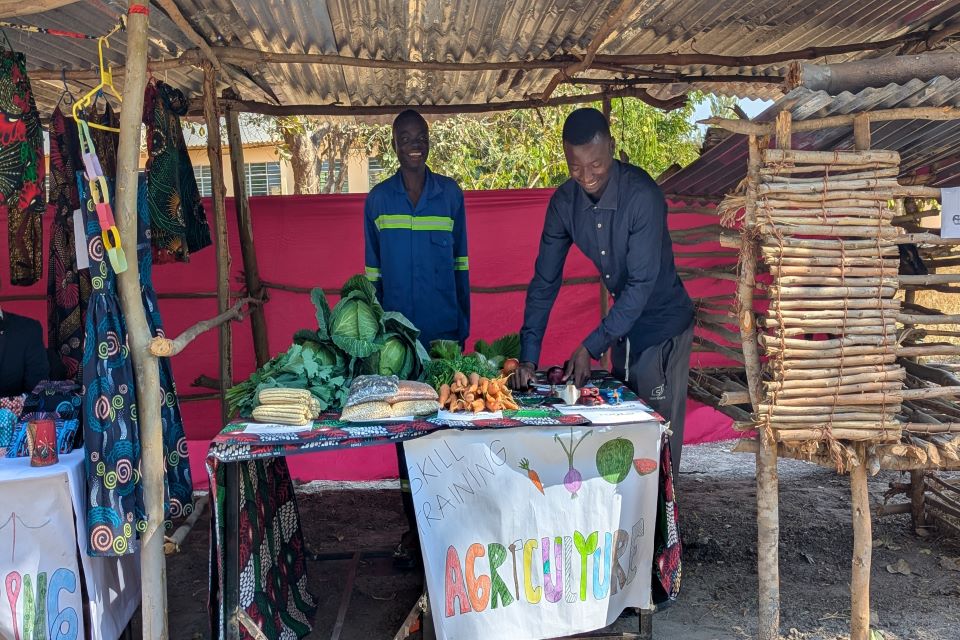 LEARNING TO TEACH, WORKING WITH COMMUNITIES